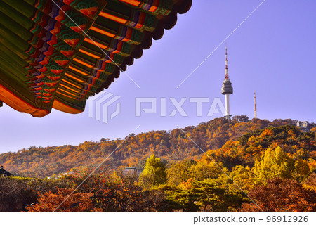 南山韓屋村秋景與南山塔 南山韓屋村秋景與南山塔 96912926
