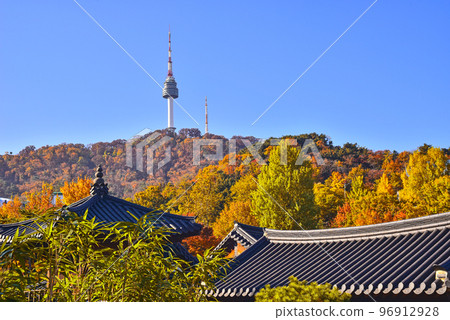 南山韓屋村秋景與南山塔 南山韓屋村秋景與南山塔 96912928