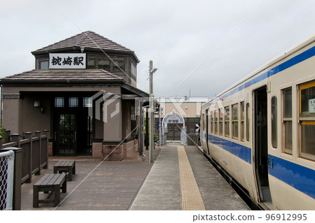 Kiha 47 9048 and Kiha 47 8125 entered JR Makurazaki Station, the starting and ending station of Japan's southernmost station Kiha 47 9048 and Kiha 47 8125 entered JR Makurazaki Station, the starting and ending station of Japan's southernmost station 96912995