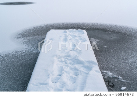 Pier and a freshly frozen lake 96914678