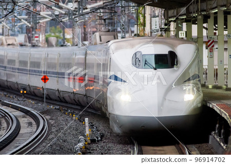 [Tokaido Shinkansen] Kodama train stopping at Maibara Station in the rain 96914702