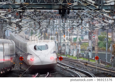 [東海道新幹線]雨中穿過米原站的希望列車 96915376