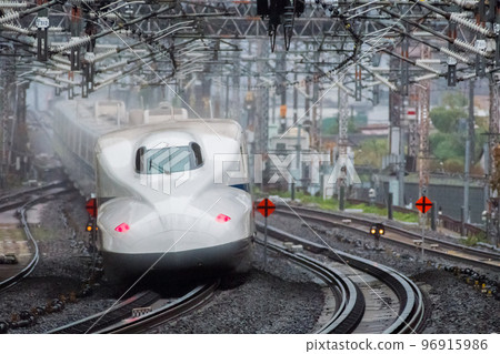 [Tokaido Shinkansen] Nozomi train passing through Maibara Station in the rain 96915986