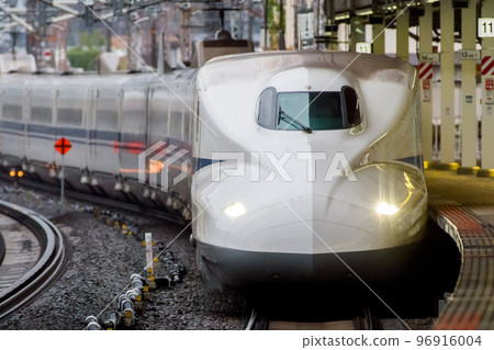 【東海道新幹線】Kodama列車在雨中停在米原站 【東海道新幹線】Kodama列車在雨中停在米原站 96916004