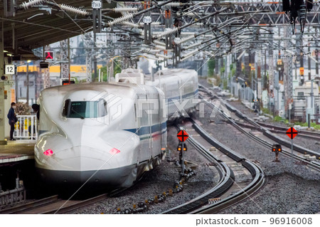 [Tokaido Shinkansen] Kodama leaving Maibara Station in the rain 96916008