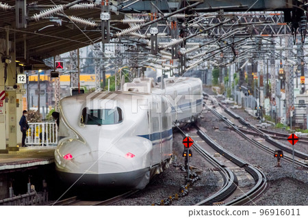 [Tokaido Shinkansen] Kodama leaving Maibara Station in the rain 96916011