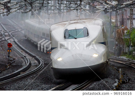 [東海道新幹線]雨中穿過米原站的希望列車 96916016