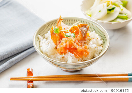 Grilled salmon and cod roe on rice 96916575