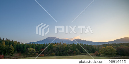 阿蘇陽光明媚的秋日日落 阿蘇陽光明媚的秋日日落 96916635