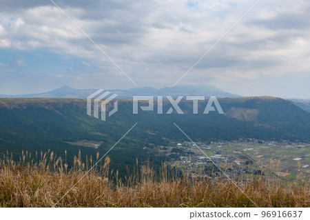 從日本蒲葦田的 Kabutoiwa 觀景台遠眺 Aso Somma 和 Kuju 山 從日本蒲葦田的 Kabutoiwa 觀景台遠眺 Aso Somma 和 Kuju 山 96916637