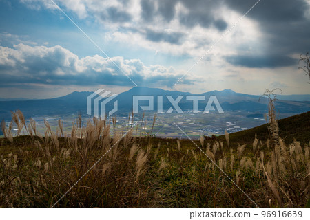 從大觀峰在蒲葦草原上眺望阿蘇五峰 96916639