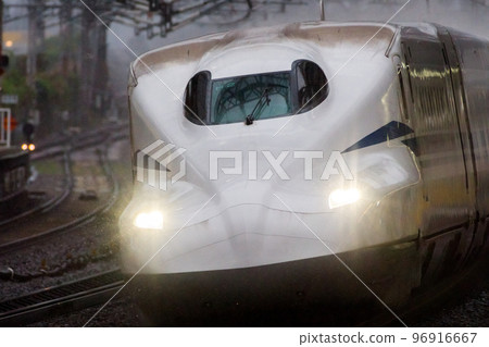 [東海道新幹線]雨中穿過米原站的希望列車 96916667