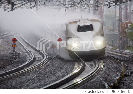 [Tokaido Shinkansen] Nozomi train passing through Maibara Station in the rain 96916668
