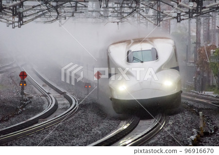 [東海道新幹線]雨中穿過米原站的希望列車 96916670