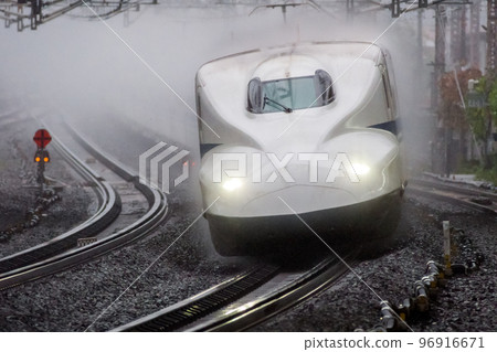 [Tokaido Shinkansen] Nozomi train passing through Maibara Station in the rain 96916671