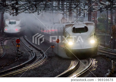 [Tokaido Shinkansen] Nozomi train passing through Maibara Station in the rain 96916678