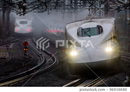[Tokaido Shinkansen] Nozomi train passing through Maibara Station in the rain 96916680
