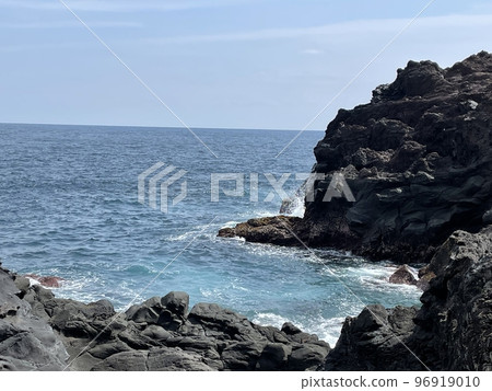 Rocky and intricate coast Rocky and intricate coast 96919010