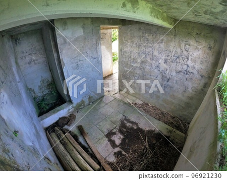 Inside the ruins of an air defense observation post on the summit of Omijima Takayama Inside the ruins of an air defense observation post on the summit of Omijima Takayama 96921230