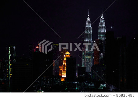Evening view of the famous twin towers of the Petronas Oil Company in Kuala Lumpur 96923495
