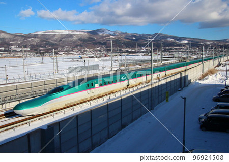冬季穿過新函館北斗的北海道新幹線 E5 系列隼鳥號 96924508