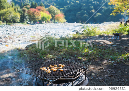 [Solo camping at the auto campground Grilling white offal on a net]　 96924881