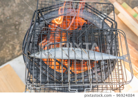 [汽車露營地的鹽烤秋刀魚] 96924884