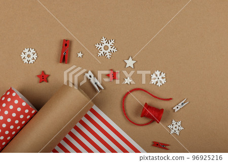Packing Christmas gifts with red and brown paper 96925216