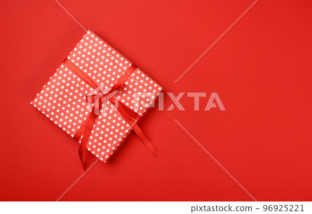 Packing gifts with red and white paper 96925221