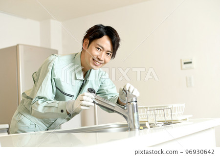 檢查供水的男工 96930642