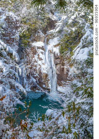 [Winter material] Kakizore Valley in winter Ushigataki Falls [Nagano Prefecture] 96935904