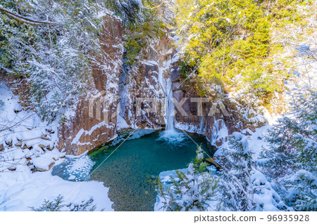 [冬季材料]冬季牛瀑布瀑布的Kakizore山谷[長野縣] 96935928