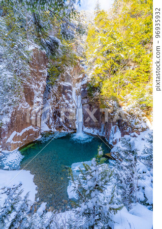 [Winter material] Kakizore Valley in winter Ushigataki Falls [Nagano Prefecture] 96935932