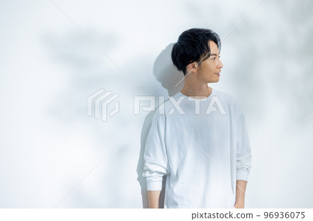 穿白T恤的男人 96936075