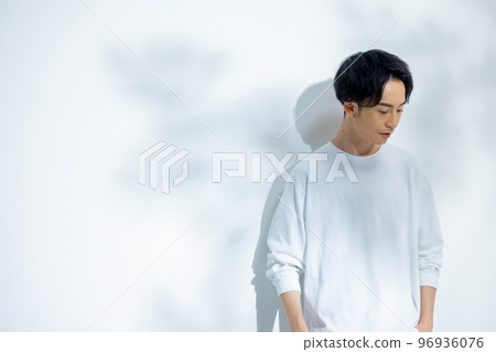 穿白T恤的男人 96936076