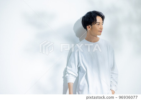 穿白T恤的男人 96936077