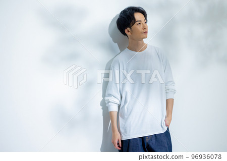 Man in white t-shirt 96936078