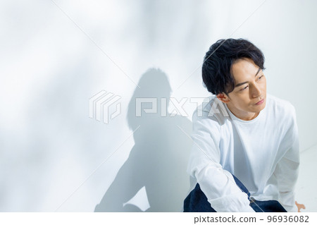 穿白T恤的男人 穿白T恤的男人 96936082