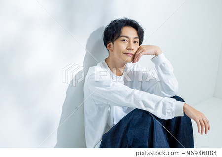 Man in white t-shirt 96936083