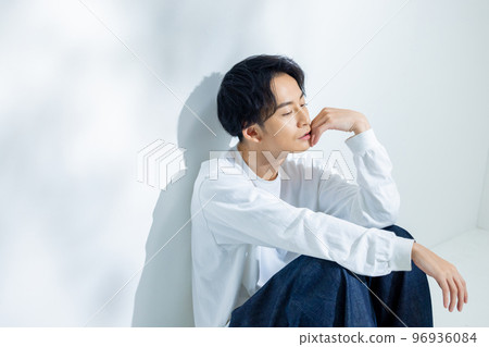 Man in white t-shirt 96936084