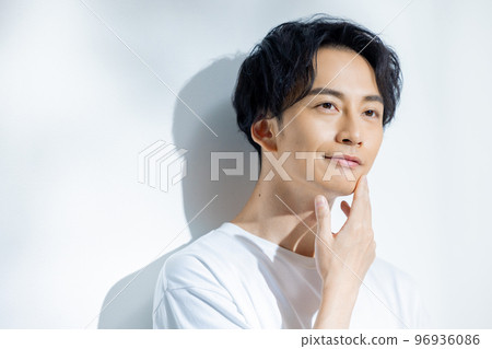 穿白T恤的男人 96936086