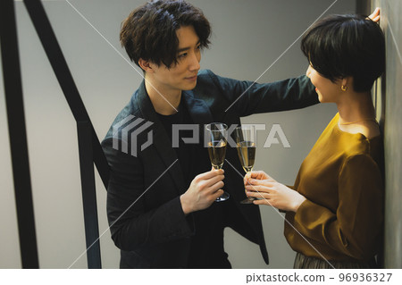 A couple toasting with champagne 96936327