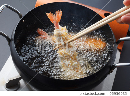 Fried shrimp cooking scene 96936983