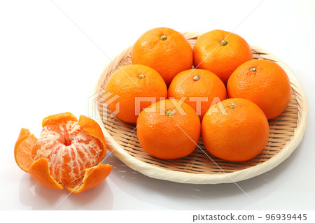Wenzhou mandarin orange on a tray _ white background Wenzhou mandarin orange on a tray _ white background 96939445