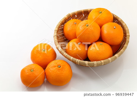 深濾器中的溫州橙子_白色背景 96939447