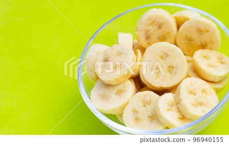 Banana slices in glass bowl 96940155