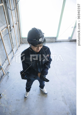 在建築工地戴手套的工人 96940397