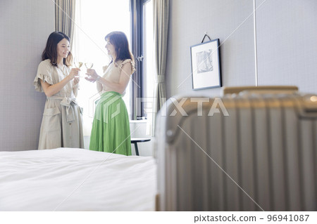 Parent and child drinking wine while admiring the view at the hotel where they are staying Mother and daughter Nationwide travel support Parent and child drinking wine while admiring the view at the hotel where they are staying Mother and daughter Nationwide travel support 96941087