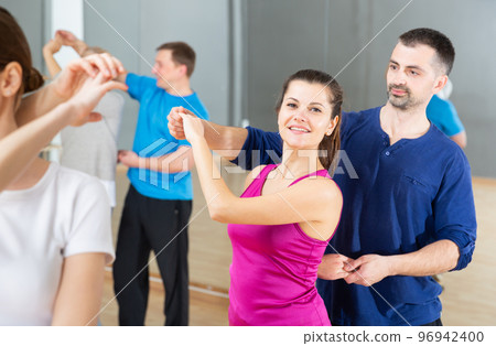 Adults learning to dance kizomba 96942400