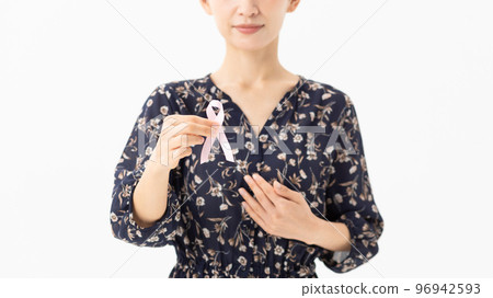 粉紅絲帶的女人 96942593